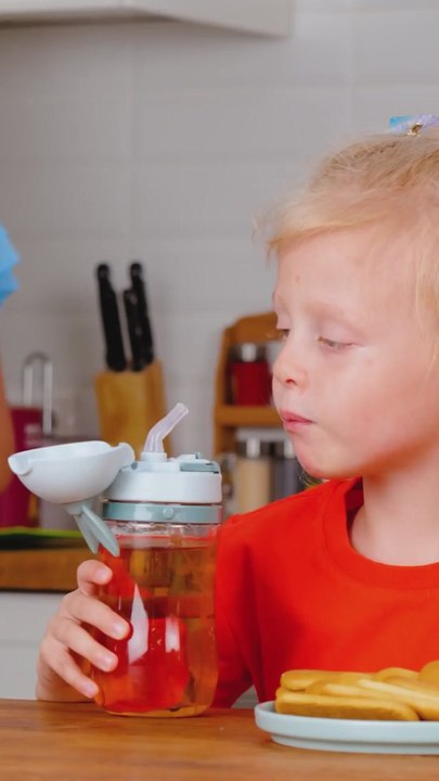 Mom, I can't drink 😓 Water bottle hacks editio...