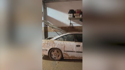 Consiguen arrancar un Opel de 1992 tras 18 días sumergido en lodo en un garaje de Valencia
