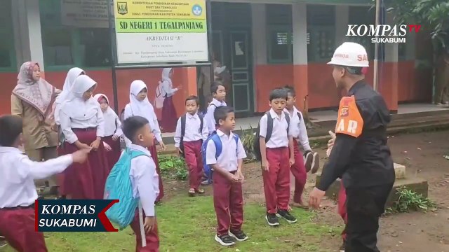 Puluhan Siswa SD Diangkut Truk Untuk Pergi Kesekolah Dari Pengungsian
