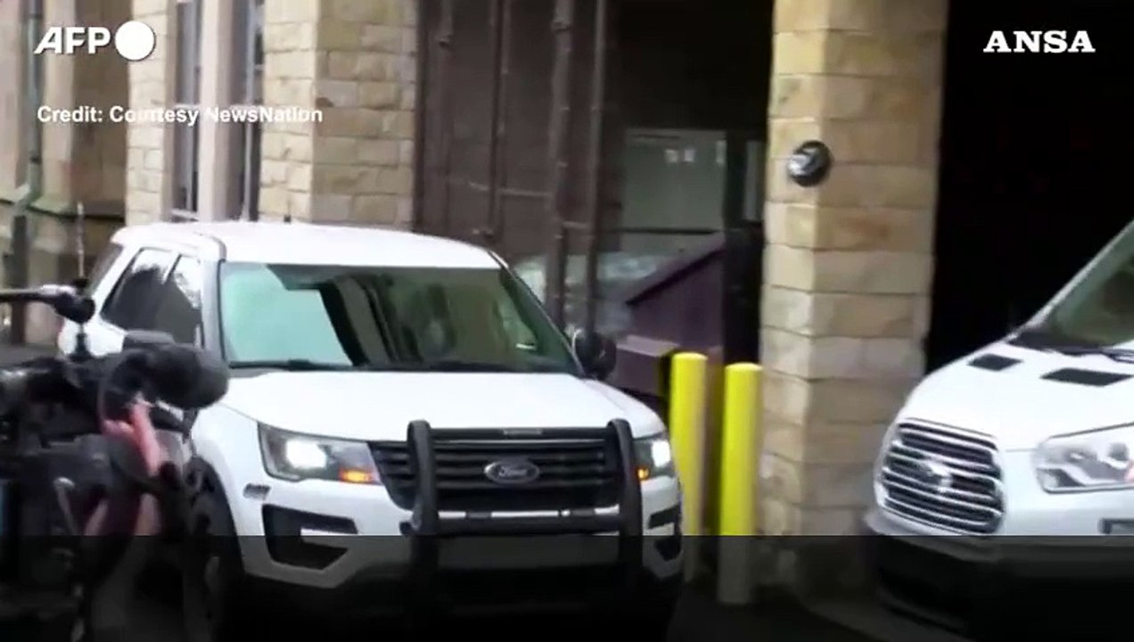 Omicidio Thompson, Mangione grida fuori dal tribunale