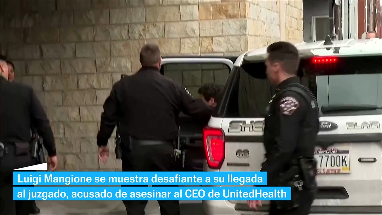 Luigi Mangione se muestra desafiante en su llegada al juzgado, acusado por el asesinato del CEO de UnitedHealth
