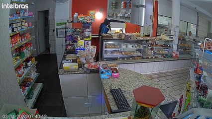 Homem é flagrado por câmera roubando padaria em Colombo (PR)