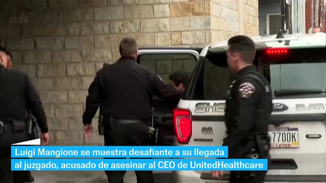 Luigi Mangione, acusado del asesinato del CEO de UnitedHealthcare, se muestra desafiante al llegar al tribunal