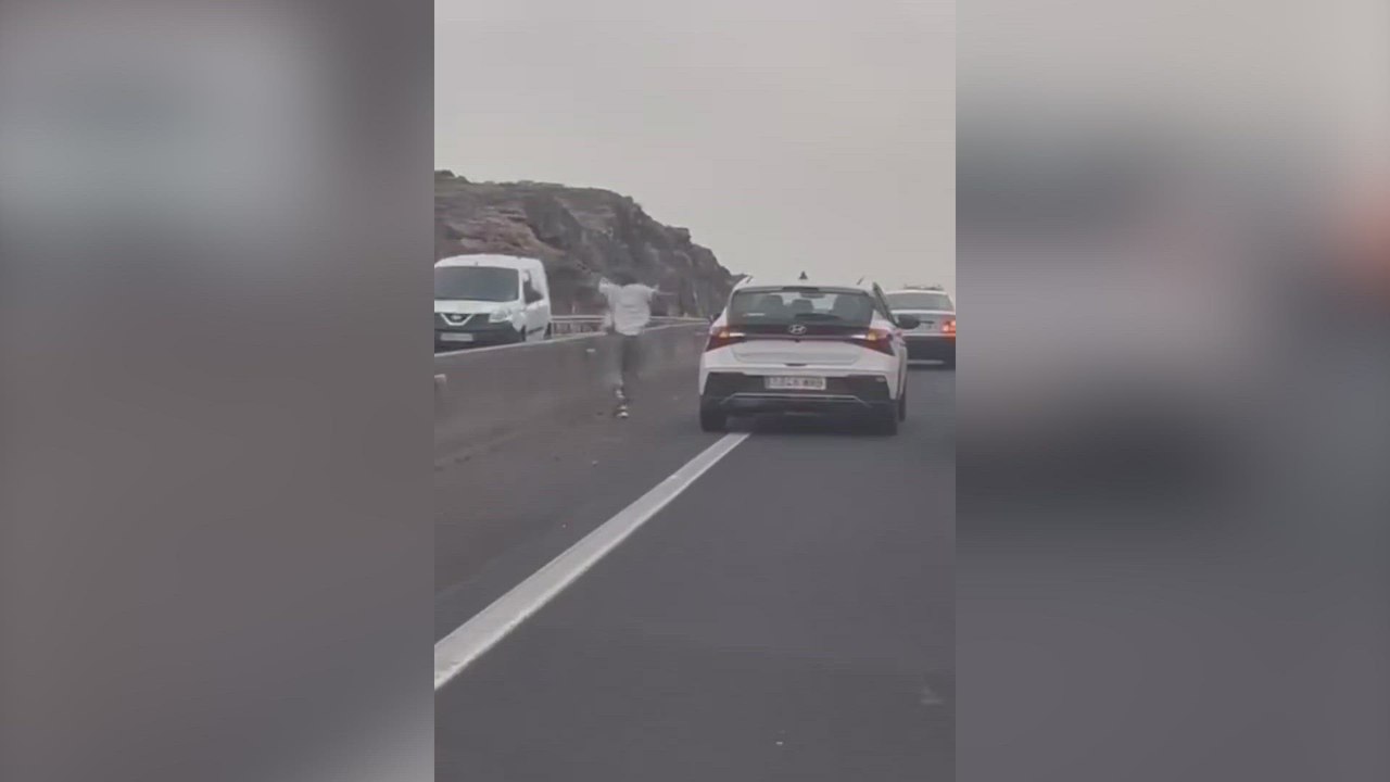 Una pareja discute en mitad de una carretera en Canarias y provoca un atasco