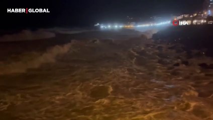 Hopa'da fırtına balık kafesini sahile sürükledi