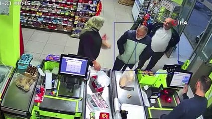 Bu görüntüler herkesi duygulandırdı! Ayakkabılarını çıkarıp çoraplarıyla markete girdi