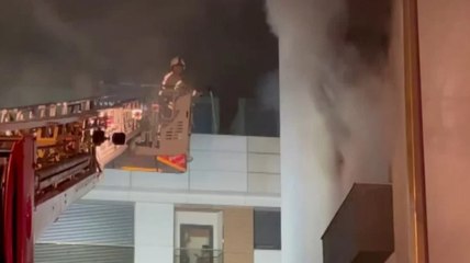 İstanbul'da yangın paniği: Alevlerin altında otelden kaçtılar