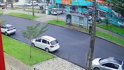 Idosa bate em carros estacionados na Avenida Água Verde