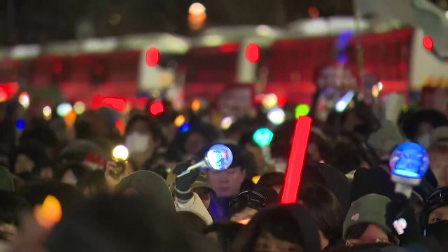 시위 현장에서 뉴스 시청...지상파 DMB 탑재 구형 스마트폰 '이목' / YTN