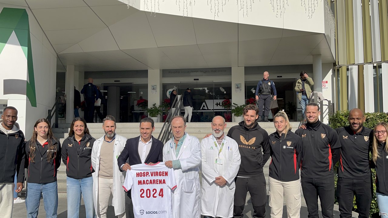 El Sevilla regala sonrisas en el Hospital Universitario Virgen Macarena