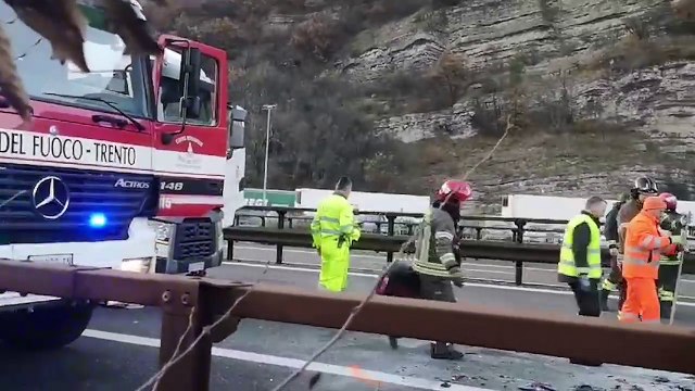 Scontro tra auto e mezzi pesanti in A22: lunghe code e circolazione bloccata