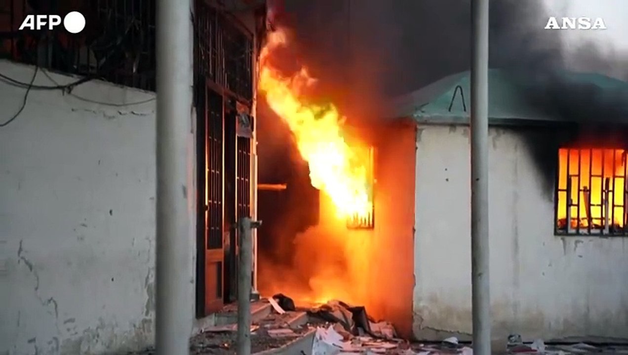 Siria, bruciato edificio governativo a Damasco