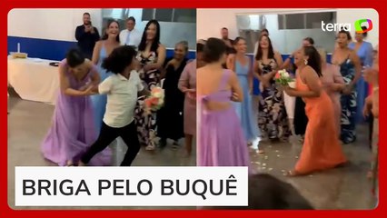 Menino disputa buquê de casamento pra entregar para a irmã e viraliza