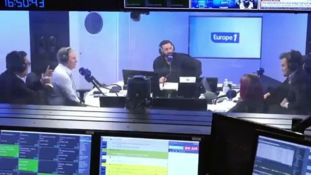Premier Ministre ? Regardez cette séquence incroyable sur Europe 1, quand Cyril Hanouna appelle au téléphone François Bayrou pour lui demander s'il va être Premier Ministre... et se fait raccrocher au nez !