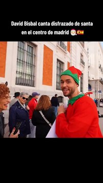 Video: David Bisbal se disfraza de Papá Noel y sorprende a los transeúntes