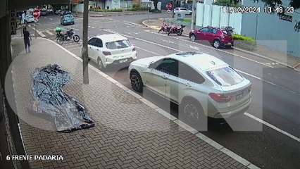 Cada um paga o seu? Veja Palio fugindo após bater contra BMW no Centro