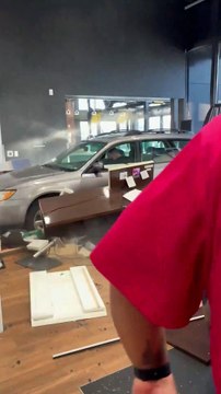 Le concessionnaire ne veut pas reprendre sa voiture, il défonce sa vitrine avec