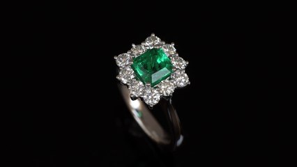 Anello modello rosetta in oro bianco con smeraldo taglio ottagono della collezione Prestige by Gioielleria Casavola di Noci