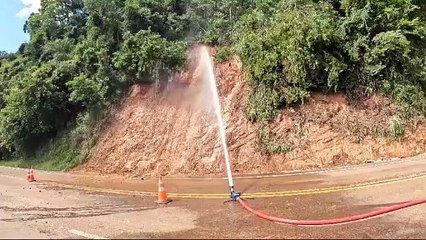 BR-277 segue interditada após deslizamentos; desmanche hidráulico é realizado na Serra da Esperança