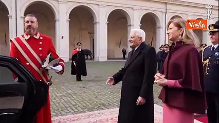 Il baciamano del Re Felipe VI di Spagna a Laura Mattarella