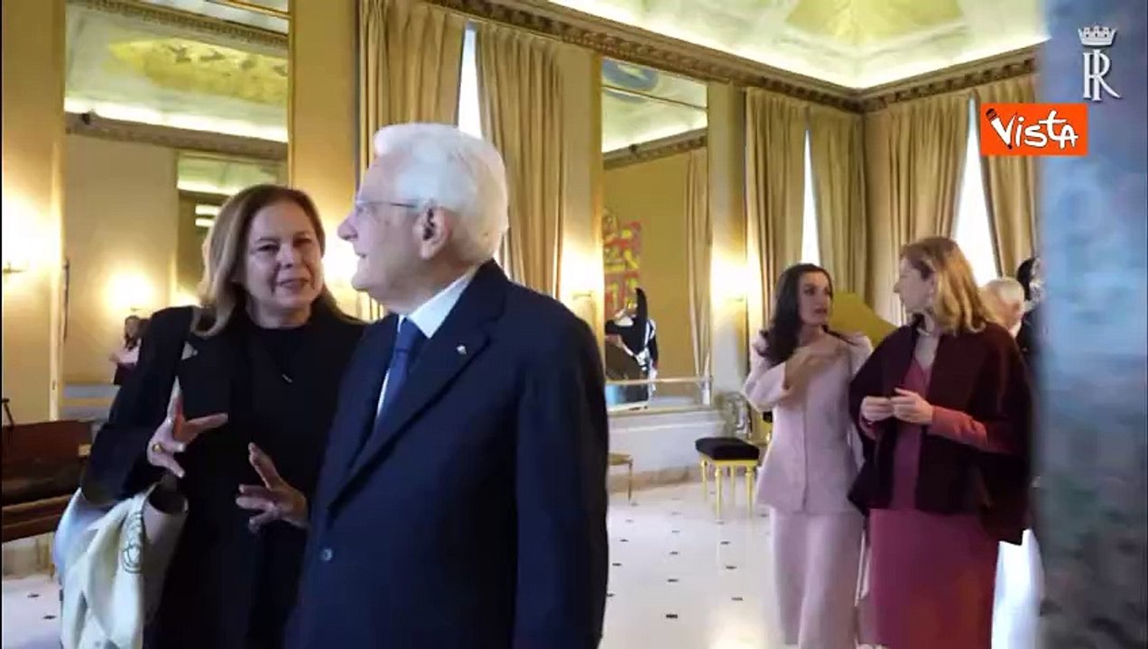Il Re Felipe VI di Spagna osserva le opere di arte contemporanea del Quirinale