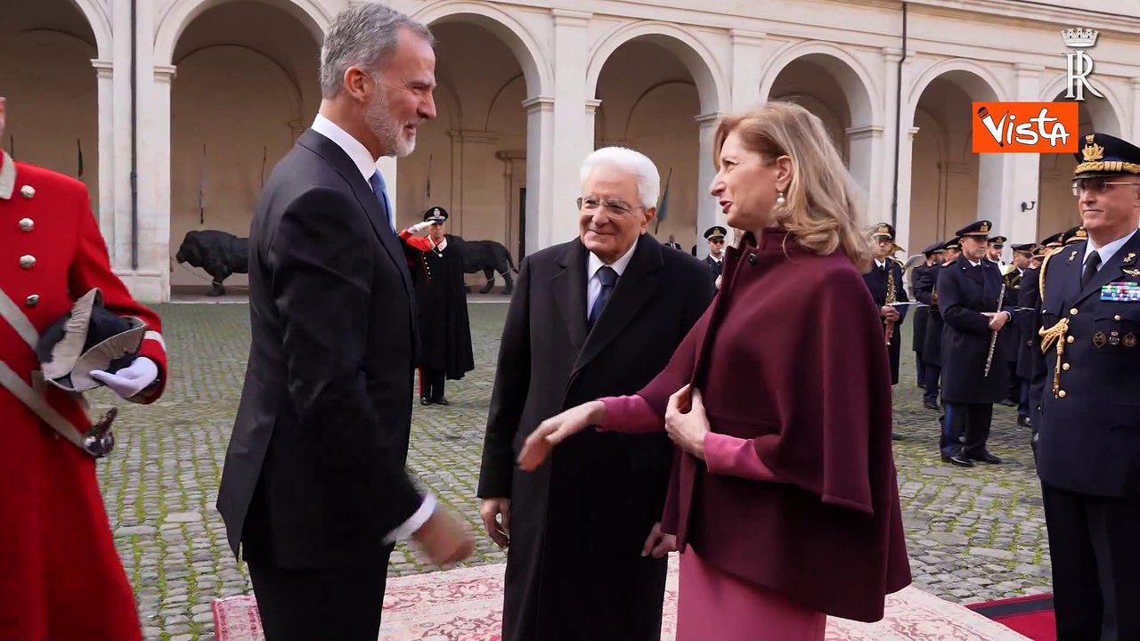 La stretta di mano tra Mattarella e Re Felipe VI di Spagna