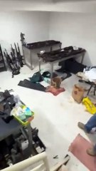 Polícia descobre mais de 150 armas em fundo falso de guarda-roupa; veja