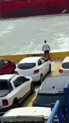 Mãe e filha pulam de lancha para escapar de colisão com navio