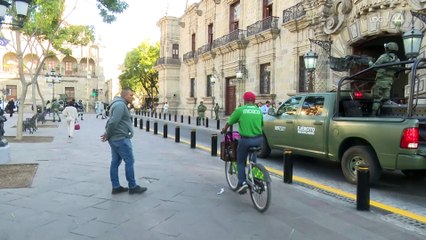 Pablo Lemus cumple y retira vallas de palacio de gobierno