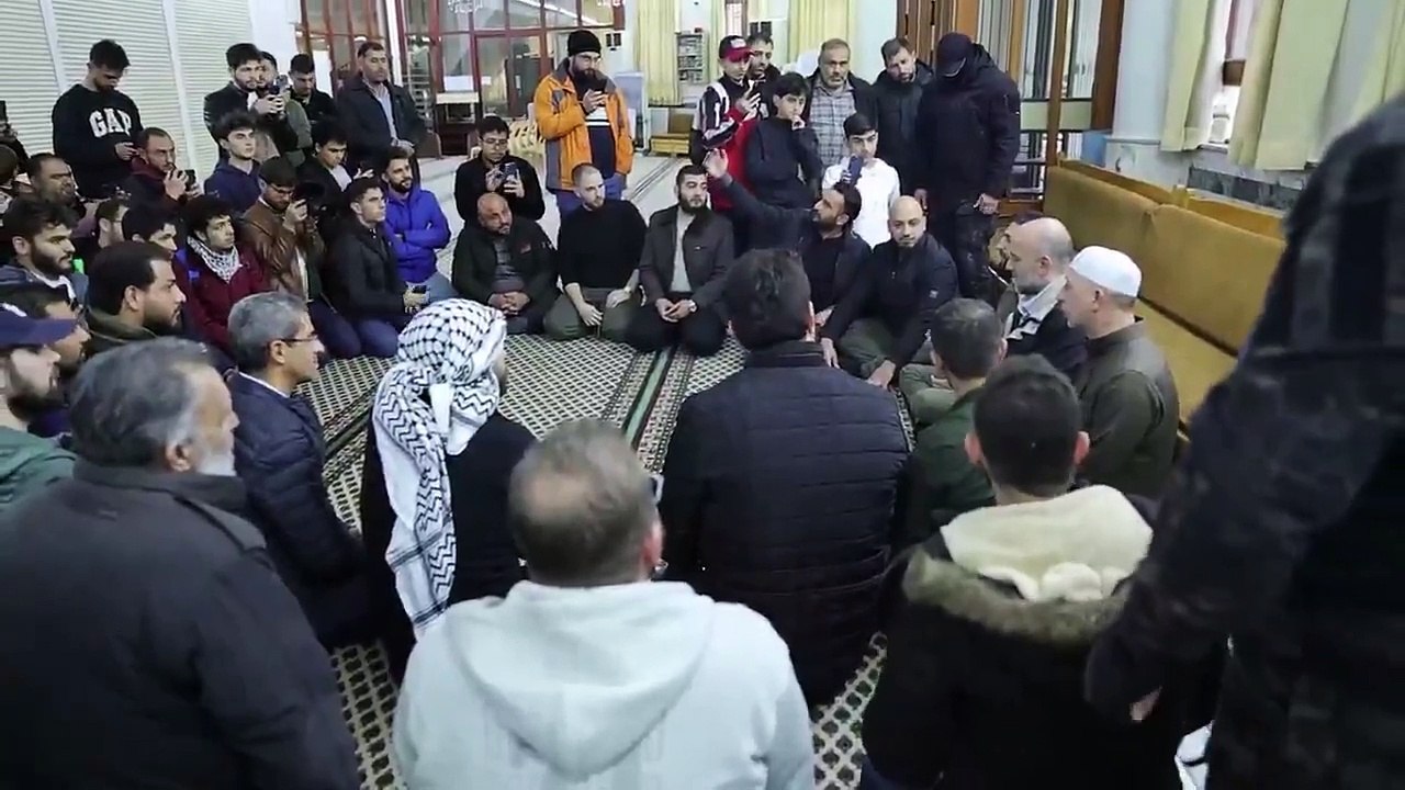 أحمد الشرع يزور مسجد الإمام الشافعي في حي المزة...