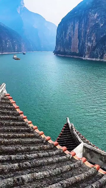 The light boat has crossed countless mountains in Chongqing.
