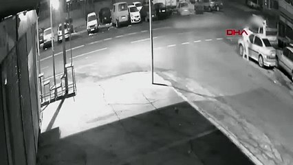 Otomobil motor parçası hırsızı kamerada... Arabayı değil, parçalarını çaldı!