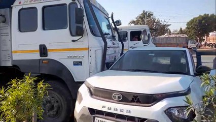 VIDEO: हाईवे पर कार अनियंत्रित होकर ट्रक से टकराई