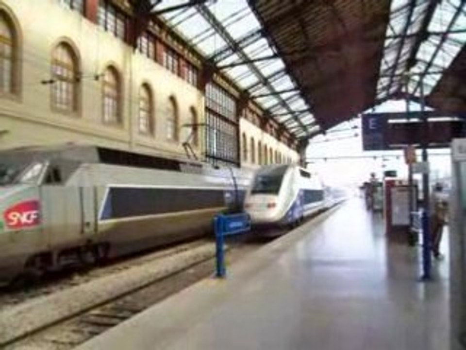MARSEILLE LA GARE SAINT CHARLES..UN TGV DUPLEX