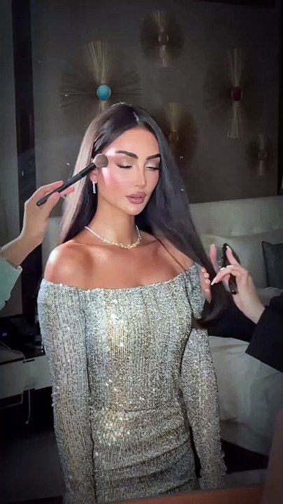سحرت الفنانة نور الغندور العيون بجمالها، في حفل توزيع جوائز بيلبورد عربية، حيث تألقت الفنانة المصرية المقيمة في الكويت بلمسات جمالية اتسمت بالمثالية، خاصة مكياجها الذي أبرز جمال ملامحها