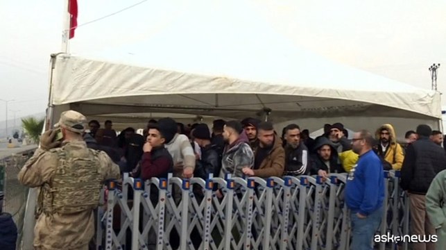 La coda dei rifugiati in Turchia che cercano di tornare in Siria