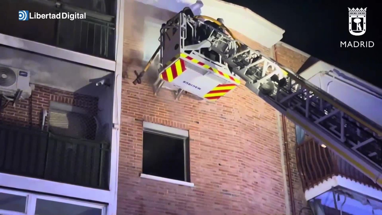 Extinguido un incendio en Carabanchel tras rescatar los bomberos a 10 personas