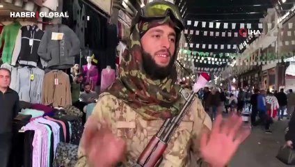 Suriye'de muhalif askerden anlamlı mesaj: Namlulara kurşun yerine gül koydu