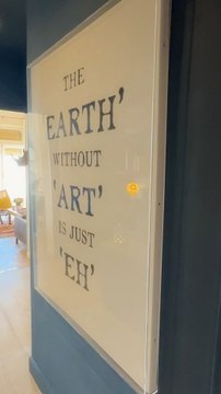 [ Cannes ] Niché dans un ancien Hôtel Particulier art déco à Cannes, cet appartement lumineux de 98 m², situé au dernier étage. 📍Ref 8029 📞 04.93.18.20.04