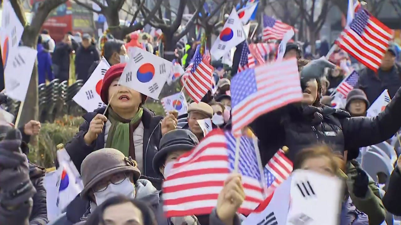 보수단체 "비상계엄, 헌법적 결단"...탄핵 반대 집회 / YTN