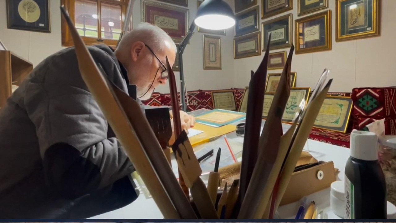 37 yıllık hat koleksiyonuna kendi eserlerini eklemek için hattat oldu