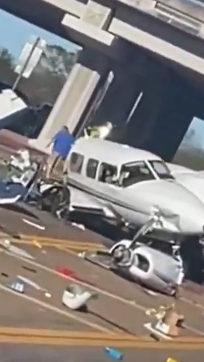 Un avion se brise en deux après un atterrissage d'urgence sur une autoroute aux États-Unis
