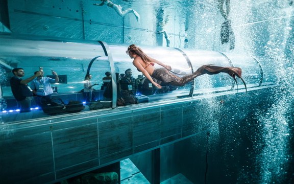 Nella piscina con acqua termale più profonda al mondo, lo show delle sirene
