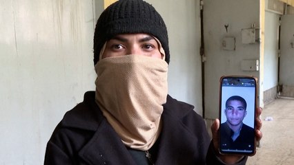 Una mujer pasa día y noche en la prisión siria de Saidnaya en busca de sus familiares