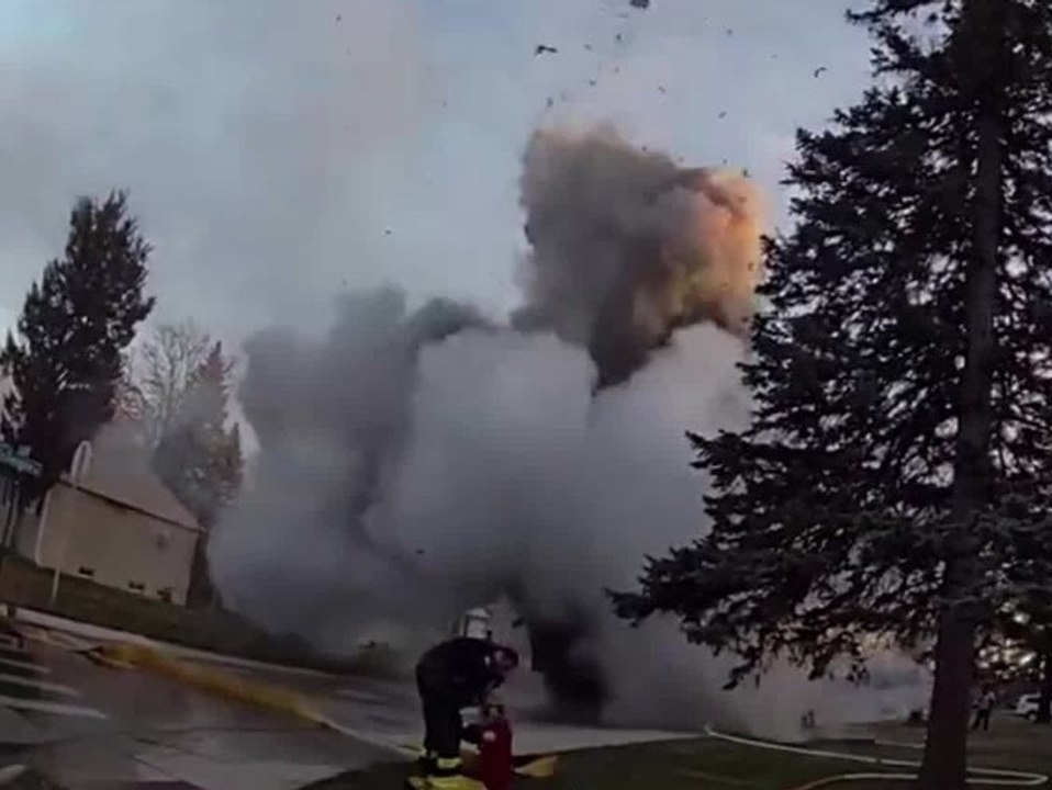 Gastank fing Feuer: Brennender Müllwagen explodiert