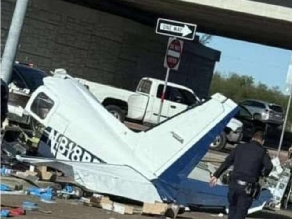 Highway-Horror: Flugzeug kracht in drei Autos