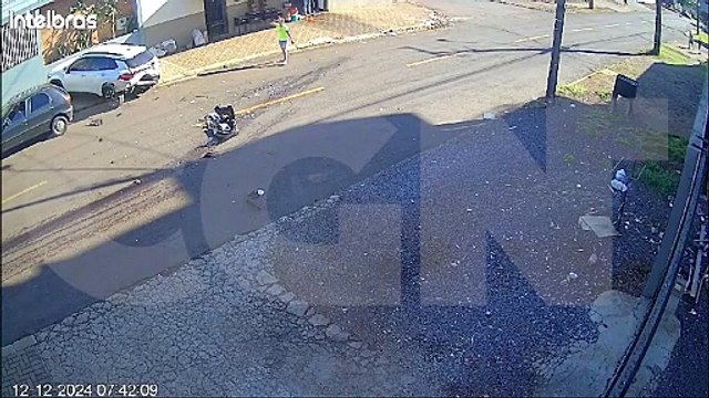 Impressionante! Mulher escapa por 7 segundos de violenta colisão no Universitário