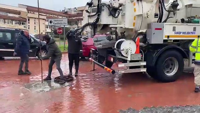Sinop’ta tıkanan rögar sebebiyle atık suları taştı