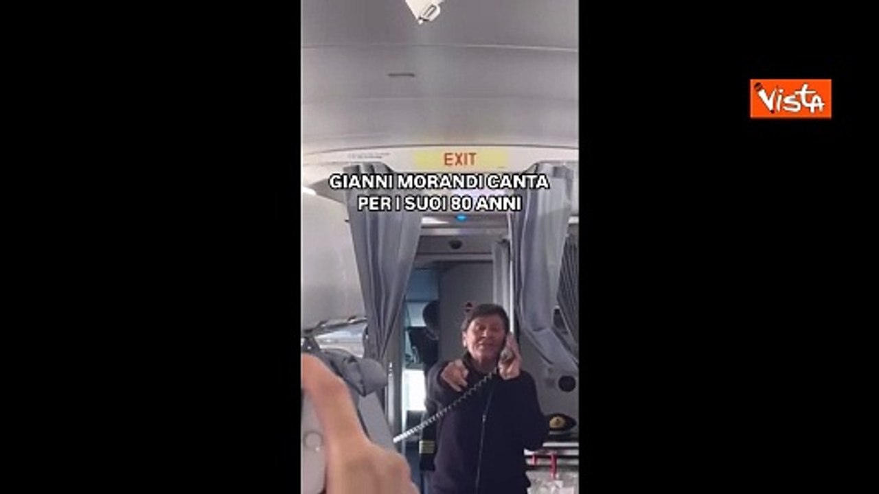Gianni Morandi compie 80 anni e intona una canzone sull'aereo per Lisbona