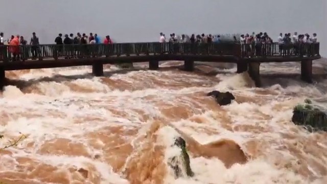 Impresionante crecida de caudal en las Cataratas de Iguazú provoca su cierre durante todo un día
